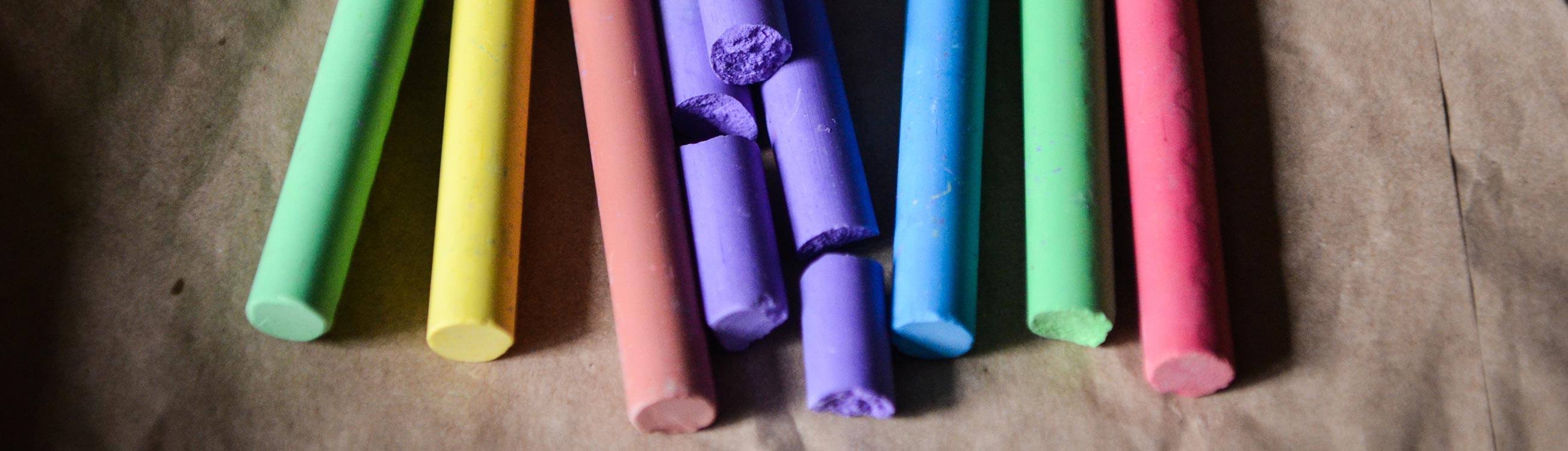Des craies de couleur sur du papier brun