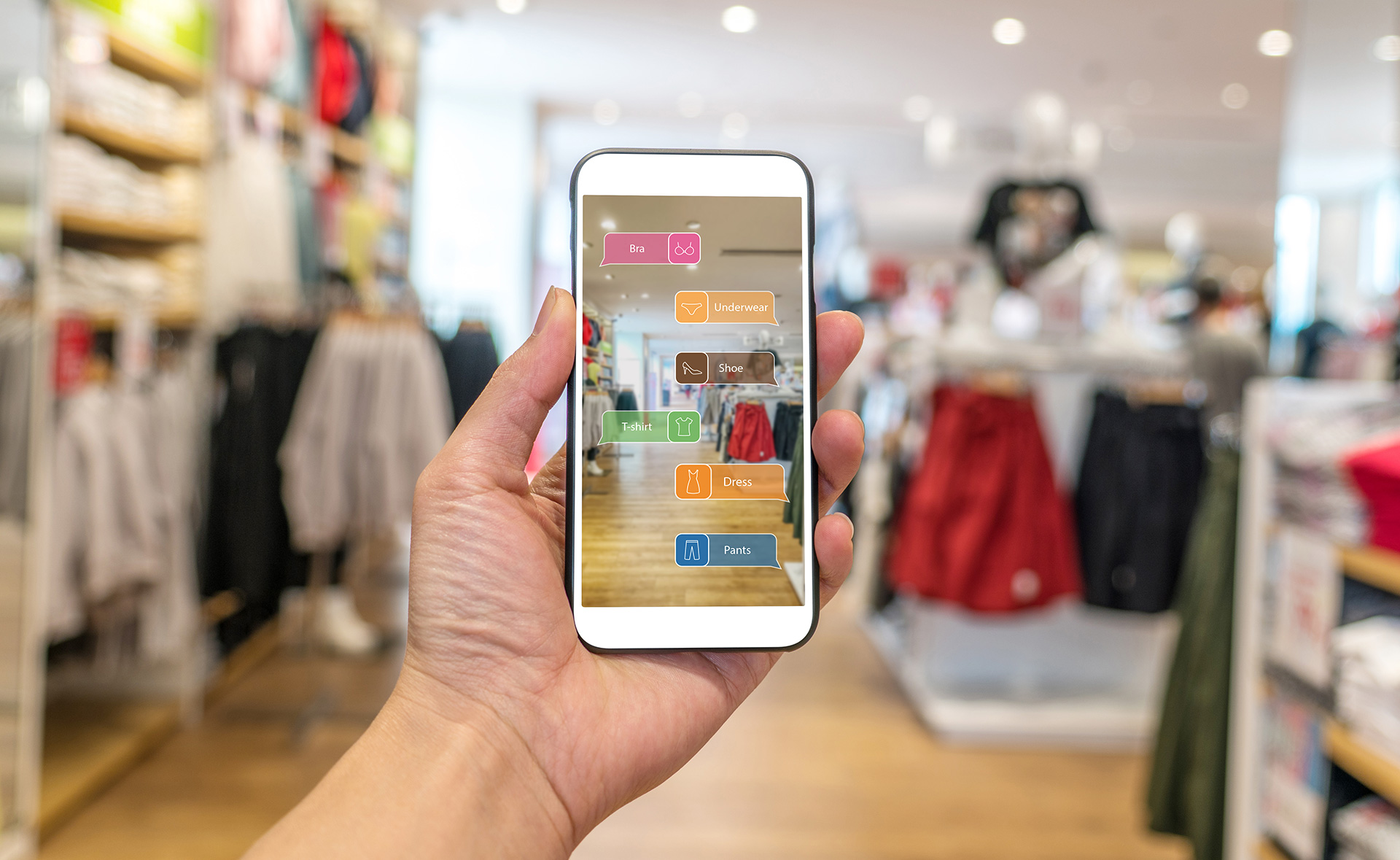 Une personne tenant un téléphone dans lequel on voit des items à vendre