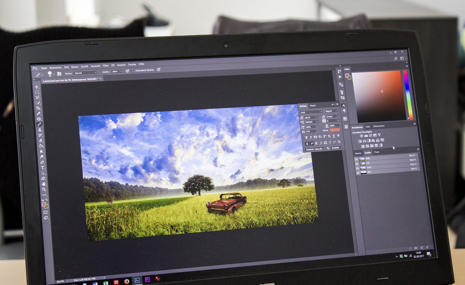 Ordinateur sur lequel est ouvert le logiciel Photoshop