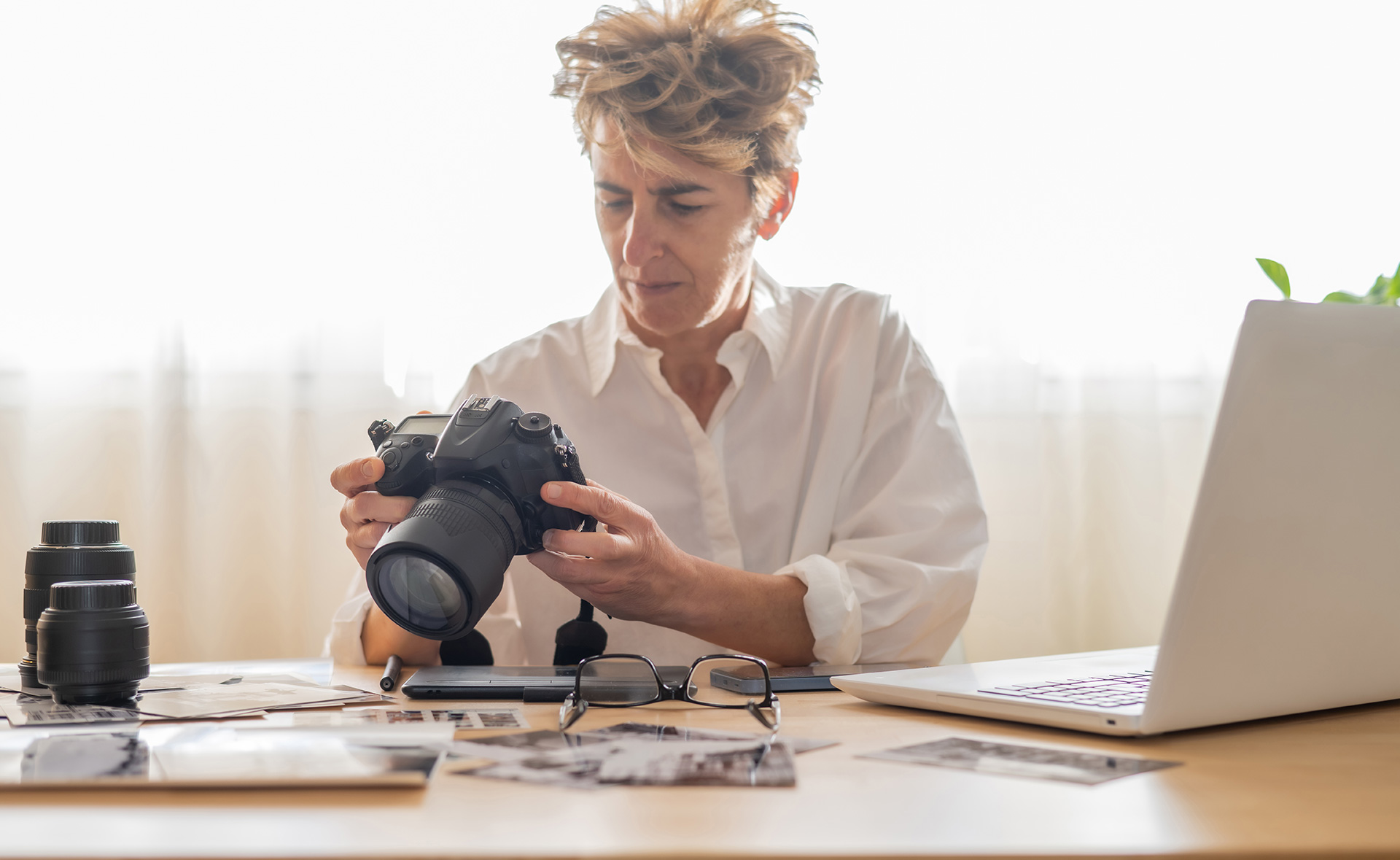 Photographe qui vérifie son matériel